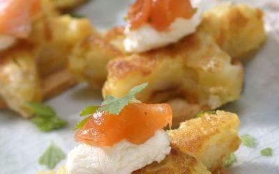 Tostas con salmón y tortilla